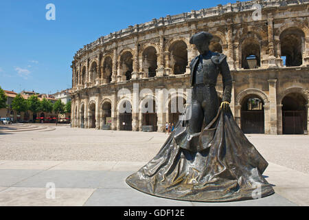 Torero-Statue vor dem römischen Amphitheater in Nîmes, Languedoc-Roussillon, Frankreich Stockfoto