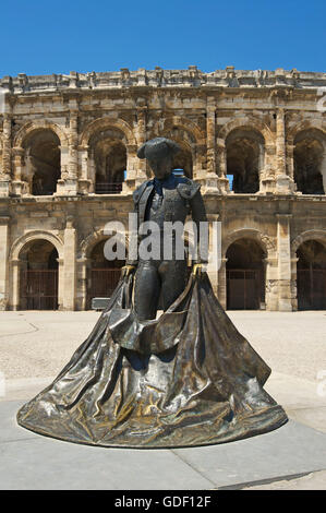 Torero-Statue vor dem römischen Amphitheater in Nîmes, Languedoc-Roussillon, Frankreich Stockfoto