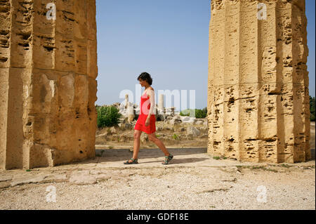 Frau in den Tempel der Hera, Selinunte, Sizilien, Italien Herr Stockfoto