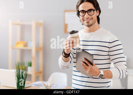 Positiven Mann im Büro Stockfoto