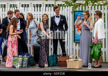 Junge Opernfreunde kommen bei Lewes Station auf dem Weg zum Glyndebourne Opera House, Lewes, Sussex, UK Stockfoto