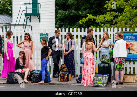 Junge Opernfreunde kommen bei Lewes Station auf dem Weg zum Glyndebourne Opera House, Lewes, Sussex, UK Stockfoto