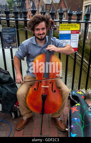 Ein Straßenmusikant spielt Musik In High Street, Lewes, Sussex, Großbritannien Stockfoto