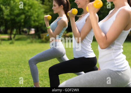 Sportlich begeistert Frauen Sport Übungen Stockfoto