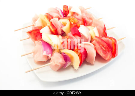 Spieße mit Hühnerfilet mit Gemüse, roh. Stockfoto