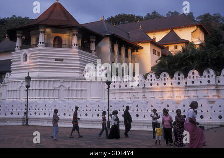 der Tempel Sri Dalada Maligawa in der Stadt Kandy von Sri Lanka in Asien. Stockfoto