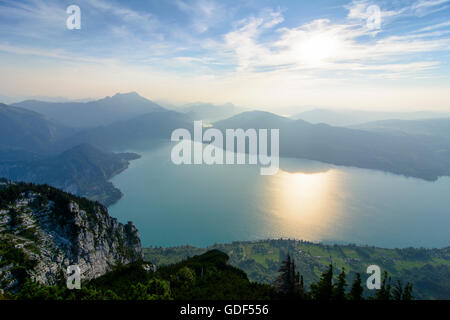 Steinbach am Attersee: Blick vom Gipfel Mahdlgupf auf See Attersee (vorne) und See Mondsee, links die Mount Schafberg, Österreich, Stockfoto