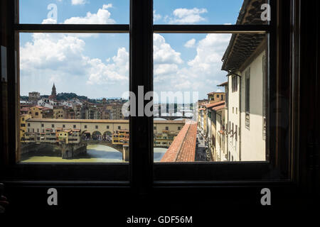 Ponte Vecchio Brücke aus einem Fenster in der Galleria Degli Ufizzi, Florenz, Toskana, Italien Stockfoto