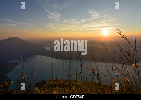 Steinbach am Attersee: Blick vom Gipfel Mahdlgupf auf See Attersee (vorne) und See Mondsee, links die Mount Schafberg, Österreich, Stockfoto