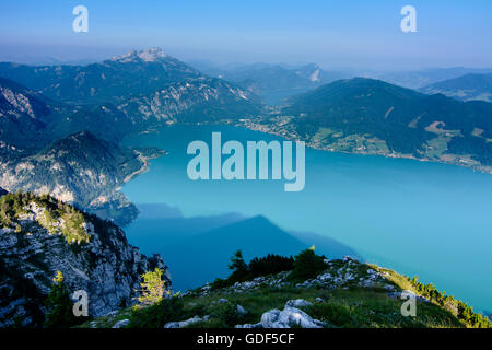 Steinbach am Attersee: Blick vom Gipfel Mahdlgupf auf dem Attersee (vorne) und See Mondsee, im Zentrum Mount Schafberg, Österreich Stockfoto