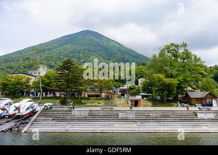 Mount Nantai am See Chuzenji in Nikko-Nationalpark, Japan. Stockfoto