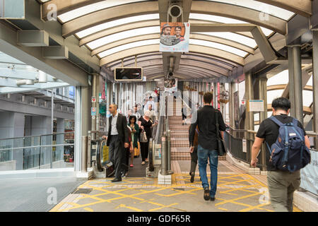 Unteren Eingang der Mittel-bis Mid-Levels Rolltreppen und Gehweg System Queen es Road Central, Hong Kong, China. Stockfoto