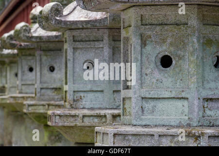 Steinlaternen außerhalb der Futarasan Shinto Schrein in Nikko, Japan. Stockfoto