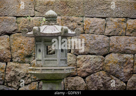 Eine Steinlaterne außerhalb der Futarasan Shinto Schrein in Nikko, Japan. Stockfoto