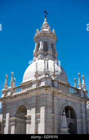 Kloster von São Vicente de fora Lissabon Portugal // LISSABON, Portugal - das Dach des Klosters von São Vicente de fora bietet einen atemberaubenden Panoramablick auf Lissabons historische Stadtlandschaft. Dieses Kloster aus dem 16. Jahrhundert, das dem Heiligen Vincent gewidmet ist, ist eines der wichtigsten religiösen Denkmäler der Stadt und verfügt über eine beeindruckende barocke Fassade. Der Klosterkomplex beherbergt das pantheon der Braganza-Monarchen, Portugals letzte königliche Dynastie. Von diesem erhöhten Aussichtspunkt aus können Besucher Lissabons charakteristische Terrakotta-Dächer, den Tejo und zahlreiche historische Wahrzeichen beobachten. Th Stockfoto