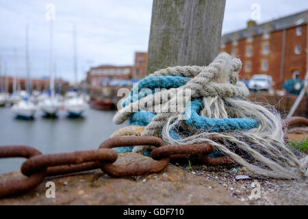 Festmacher Seile und Ketten am Hafen in North Berwick, Schottland. Stockfoto