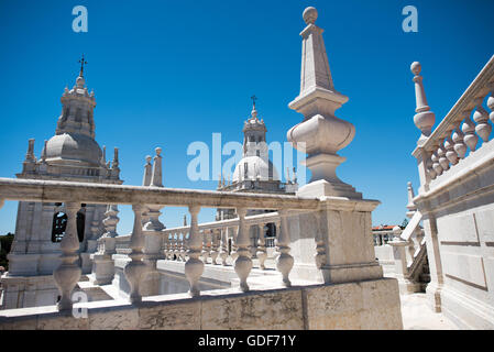 Kloster von São Vicente de fora Dachterrasse Lissabon Portugal // LISSABON, Portugal - das Dach des Klosters von São Vicente de fora bietet einen atemberaubenden Panoramablick auf Lissabons historische Stadtlandschaft. Dieses Kloster aus dem 16. Jahrhundert, das dem Heiligen Vincent gewidmet ist, ist eines der wichtigsten religiösen Denkmäler der Stadt und verfügt über eine beeindruckende barocke Fassade. Der Klosterkomplex beherbergt das pantheon der Braganza-Monarchen, Portugals letzte königliche Dynastie. Von diesem erhöhten Aussichtspunkt aus können Besucher Lissabons charakteristische Terrakotta-Dächer, den Tejo und zahlreiche historische Landme beobachten Stockfoto
