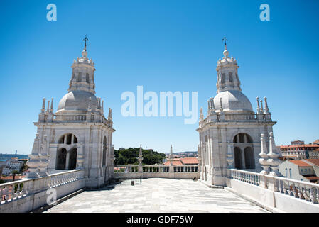 Kloster von São Vicente de fora Dachblick Lissabon Portugal // LISSABON, Portugal - das Dach des Klosters von São Vicente de fora bietet einen atemberaubenden Panoramablick auf Lissabons historische Stadtlandschaft. Dieses Kloster aus dem 16. Jahrhundert, das dem Heiligen Vincent gewidmet ist, ist eines der wichtigsten religiösen Denkmäler der Stadt und verfügt über eine beeindruckende barocke Fassade. Der Klosterkomplex beherbergt das pantheon der Braganza-Monarchen, Portugals letzte königliche Dynastie. Von diesem erhöhten Aussichtspunkt aus können Besucher Lissabons charakteristische Terrakotta-Dächer, den Tejo und zahlreiche historische Sehenswürdigkeiten beobachten Stockfoto