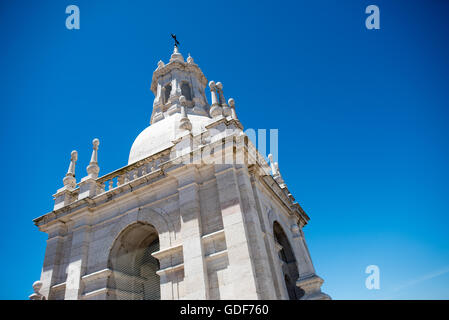 Lissabon, Portugal - das Kloster von São Vicente de Fora ist eine Kirche aus dem 17. Jahrhundert und das Kloster im Stadtteil Alfama in Lissabon. Freuen Sie sich auf kunstvoll verzierten Abschnitte im Stil des Barock sowie die Braganza-Pantheon, wo die Könige von 1640 bis 1910 regierte Portugal beigesetzt sind. Stockfoto