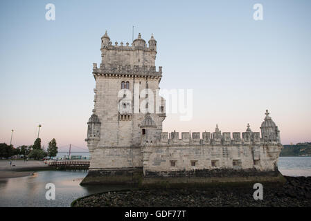Turm von Belem aus dem 16. Jahrhundert Manuelinienfestung UNESCO Lissabon Portugal / LISSABON, Portugal – der Torre de Belém, eine aus Kalkkalk gebaute Manuelinienfestung aus dem 16. Jahrhundert, stand ursprünglich auf einem kleinen basaltischen Ausläufer im Fluss des Tejo und befehligte den Kanal in den Hafen von Lissabon. Das Gebäude wurde zwischen 1514 und 1520 vom Militärarchitekten Francisco de Arruda unter der Leitung von Diogo Boitaca erbaut und verfügt über kunstvoll verzierte Steinarbeiten – Steinseile, das Kreuz des Ordens Christi und Uhrtürme mit Rippenkuppeln, die von islamischer Architektur inspiriert sind –, die es zu den besten Beispielen von t zählen Stockfoto