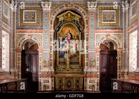 Lissabon, Portugal - die Sakristei wurde im Jahre 1716 abgeschlossen und ihre Wände sind in mehrfarbigem Marmor Intarsien bedeckt. Die Decke ziert ein Öl auf Leinwand Gemälde mit einem "Agnus Dei" (Lamb Of God) in seiner Mitte, umgeben von reichlich Blumenschmuck mit Allegorien der Kanoniker von Augustinus und der Stadt Lissabon. Die langen hölzernen Truhen Futter pro Seite sind brasilianische Jacaranda aus und sind entworfen, um die Paramente zu speichern. Unter dem Fußboden sind 12. Jahrhundert anthropomorphe Gräber, die bei der Restaurierung entdeckt wurden. Sie sind die Gräber der teutonischen cr Stockfoto