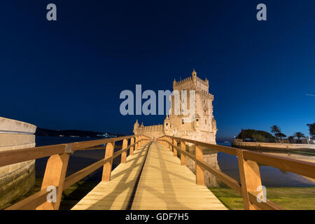 Lissabon, Portugal - Gebaut auf einer kleinen Insel am Ufer des Tejo, südwestlich der Innenstadt von Lissabon, nur der Turm von Belem (oder Torre de Belém) reicht bis 1514-1520. Es war Teil eines defensiven Versand nach Lissabon Port zu schützen und darüber hinaus während Portugals Zeitalter der Entdeckungen. Gepaart mit dem nahe gelegenen Jerónimos Kloster als UNESCO-Weltkulturerbe aufgeführt ist. Der Gehweg, der den einzigen Zugang zum Turm bietet steht im Vordergrund. Stockfoto