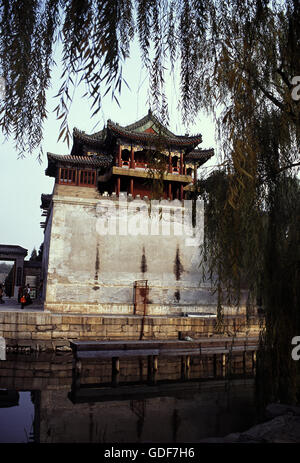 Pavillon in der Nähe von Kunming-See im Sommerpalast in Peking, China. Stockfoto