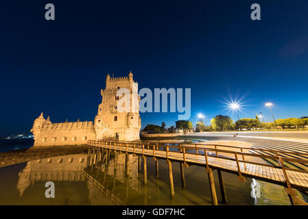 Lissabon, Portugal - Gebaut auf einer kleinen Insel am Ufer des Tejo, südwestlich der Innenstadt von Lissabon, nur der Turm von Belem (oder Torre de Belém) reicht bis 1514-1520. Es war Teil eines defensiven Versand nach Lissabon Port zu schützen und darüber hinaus während Portugals Zeitalter der Entdeckungen. Gepaart mit dem nahe gelegenen Jerónimos Kloster als UNESCO-Weltkulturerbe aufgeführt ist. Der Gehweg, der den einzigen Zugang zum Turm bietet steht im Vordergrund. Stockfoto