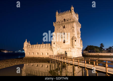 Lissabon, Portugal - Gebaut auf einer kleinen Insel am Ufer des Tejo, südwestlich der Innenstadt von Lissabon, nur der Turm von Belem (oder Torre de Belém) reicht bis 1514-1520. Es war Teil eines defensiven Versand nach Lissabon Port zu schützen und darüber hinaus während Portugals Zeitalter der Entdeckungen. Gepaart mit dem nahe gelegenen Jerónimos Kloster als UNESCO-Weltkulturerbe aufgeführt ist. Der Gehweg, der den einzigen Zugang zum Turm bietet steht im Vordergrund. Stockfoto