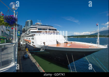 Holland amerikanischen Kreuzfahrtschiff Volendam am Canada Place Terminal, Vancouver, Britisch-Kolumbien angedockt. Stockfoto