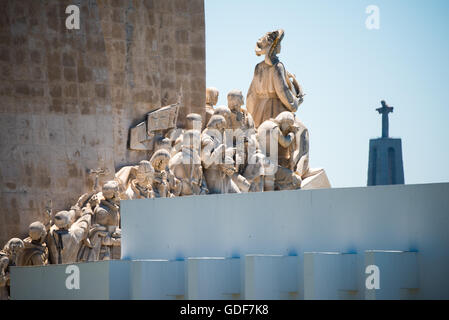 Lissabon, Portugal - im Vordergrund ist ein Teil des Padrão Dos Descobrimentos (Denkmal der Entdeckungen), während im Hintergrund ist der Cristo Rei auf der gegenüberliegenden Seite des Flusses Tejo. Stockfoto