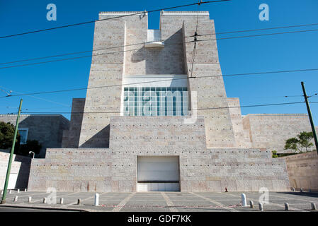 Kulturelles Zentrum von Belém Architektur Lissabon Portugal // LISSABON, Portugal — Ein Teil des Kulturzentrums von Belém (Centro Cultural de Belém) steht an den Ufern des Flusses Tejo im historischen Belém-Viertel von Lissabon. Entworfen von den Architekten Vittorio Gregotti und Manuel Salgado, wurde der moderne Komplex 1992 eingeweiht und dient als eine der wichtigsten kulturellen Einrichtungen Portugals. Die Mehrzweckeinrichtung beherbergt das Museum der Berardo Collection für moderne und zeitgenössische Kunst, Veranstaltungsräume und Konferenzeinrichtungen. Das Hotel liegt in der Nähe anderer bedeutender Sehenswürdigkeiten einschließlich Stockfoto