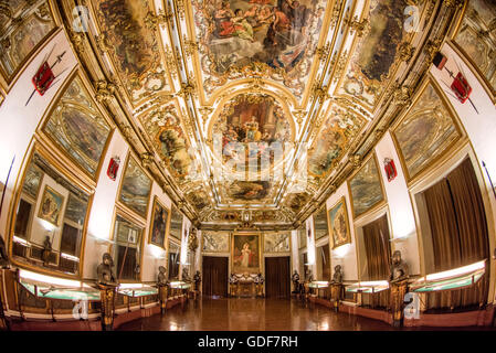 LISSABON, Portugal – das Museu Militar (Militärmuseum) im Lissabonner Stadtteil Santa Apolonia zeigt die reiche Militärgeschichte Portugals. Das Museum befindet sich in einer ehemaligen Artilleriegießerei und zeigt eine riesige Sammlung von Waffen, Uniformen und Artefakten vom Mittelalter bis zum 20. Jahrhundert. Die Exponate zeigen Portugals Beteiligung an verschiedenen Konflikten, darunter Napoleonischen Kriegen, Kolonialkampagnen und Weltkriegen, und bieten Besuchern einen umfassenden Einblick in das militärische Erbe der Nation. Stockfoto