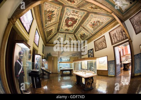 Museu Militar Militärmuseum Inneres Lissabon Portugal // LISSABON, Portugal — das Museu Militar (Militärmuseum) im Lissabonner Stadtteil Santa Apolonia zeigt Portugals reiche Militärgeschichte. Das Museum befindet sich in einer ehemaligen Artilleriegießerei und zeigt eine riesige Sammlung von Waffen, Uniformen und Artefakten vom Mittelalter bis zum 20. Jahrhundert. Die Exponate zeigen Portugals Beteiligung an verschiedenen Konflikten, darunter Napoleonischen Kriegen, Kolonialkampagnen und Weltkriegen, und bieten Besuchern einen umfassenden Einblick in das militärische Erbe der Nation. Stockfoto