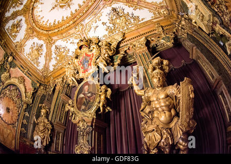 Museu Militar Military Artefakte Lissabon Portugal // LISSABON, Portugal – das Museu Militar (Militärmuseum) im Stadtteil Santa Apolonia in Lissabon zeigt Portugals reiche Militärgeschichte. Das Museum befindet sich in einer ehemaligen Artilleriegießerei und zeigt eine riesige Sammlung von Waffen, Uniformen und Artefakten vom Mittelalter bis zum 20. Jahrhundert. Die Exponate zeigen Portugals Beteiligung an verschiedenen Konflikten, darunter Napoleonischen Kriegen, Kolonialkampagnen und Weltkriegen, und bieten Besuchern einen umfassenden Einblick in das militärische Erbe der Nation. Stockfoto