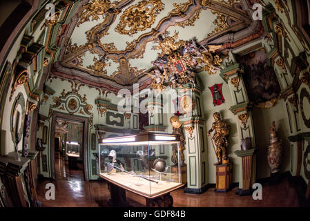 Museu Militar Interior Display Lissabon Portugal // LISSABON, Portugal — das Museu Militar (Militärmuseum) im Stadtteil Santa Apolonia in Lissabon zeigt die reiche Militärgeschichte Portugals. Das Museum befindet sich in einer ehemaligen Artilleriegießerei und zeigt eine riesige Sammlung von Waffen, Uniformen und Artefakten vom Mittelalter bis zum 20. Jahrhundert. Die Exponate zeigen Portugals Beteiligung an verschiedenen Konflikten, darunter Napoleonischen Kriegen, Kolonialkampagnen und Weltkriegen, und bieten Besuchern einen umfassenden Einblick in das militärische Erbe der Nation. Stockfoto