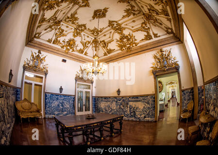 Museu Militar Militärmuseum Inneres Lissabon Portugal // LISSABON, Portugal — das Museu Militar (Militärmuseum) im Lissabonner Stadtteil Santa Apolonia zeigt Portugals reiche Militärgeschichte. Das Museum befindet sich in einer ehemaligen Artilleriegießerei und zeigt eine riesige Sammlung von Waffen, Uniformen und Artefakten vom Mittelalter bis zum 20. Jahrhundert. Die Exponate zeigen Portugals Beteiligung an verschiedenen Konflikten, darunter Napoleonischen Kriegen, Kolonialkampagnen und Weltkriegen, und bieten Besuchern einen umfassenden Einblick in das militärische Erbe der Nation. Stockfoto