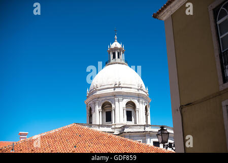 Nationalpantheon Lissabon Portugal // LISSABON, Portugal – das Nationalpantheon Portugals ist die Begräbnisstätte von Persönlichkeiten aus der portugiesischen Gesellschaft und Geschichte, darunter mehrere portugiesische Präsidenten, Fado-Sänger Amália Rodrigues, Fußballspieler Eusébio und der Schriftsteller João de Deus. In der Haupthalle befinden sich auch mehrere Cenotaphe für Schlüsselfiguren, die anderswo begraben sind, aber in der portugiesischen Geschichte eine wichtige Rolle gespielt haben, wie Henry der Navigator und Vasco da Gama. Das Pantheon ist in einem Gebäude untergebracht, das ursprünglich die Kirche Santa Engrácia war. Es wurde in den 1960er Jahren umgebaut Stockfoto