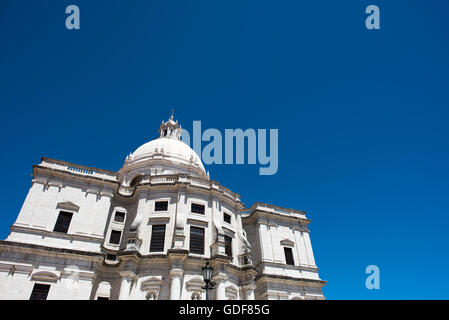 Nationales Pantheon ehemalige Santa Engracia Kirche Lissabon Portugal / LISSABON, Portugal — das nationale Pantheon, ehemals Kirche Santa Engrácia, nimmt im Alfama-Viertel von Lissabon eine kommandierende Position ein. Der königliche Architekt João Antunes gewann 1681 den Wettbewerb für seinen Entwurf und legte 1682 den ersten Stein unter dem Prinzregenten, dem zukünftigen König Pedro II.; der Grundriss des griechischen Kreuzes, die geschwungenen Wände und die polychrome Marmoreinrichtung repräsentieren die feinste barocke Architektur der Stadt. Der Bau blieb nach Antunes’ Tod 1712 stehen und der dachlose Panzer stand für Generatio unvollständig Stockfoto