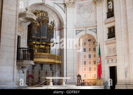 Nationales Pantheon Lissabon Portugal // LISSABON, Portugal – das portugiesische Pantheon ist die Begräbnisstätte von Persönlichkeiten aus der portugiesischen Gesellschaft und Geschichte, darunter mehrere portugiesische Präsidenten, Fado-Sänger Amália Rodrigues, Fußballspieler Eusébio und der Schriftsteller João de Deus. In der Haupthalle befinden sich auch mehrere Cenotaphe für Schlüsselfiguren, die anderswo begraben sind, aber in der portugiesischen Geschichte eine wichtige Rolle gespielt haben, wie Henry der Navigator und Vasco da Gama. Das Pantheon ist in einem Gebäude untergebracht, das ursprünglich die Kirche Santa Engrácia war. Es wurde in den 1960er Jahren umgebaut Stockfoto