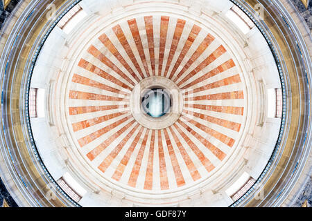 National Pantheon Dome Lissabon Portugal // LISSABON, Portugal – Portugals National Pantheon ist die Begräbnisstätte von Persönlichkeiten aus der portugiesischen Gesellschaft und Geschichte, darunter mehrere portugiesische Präsidenten, Fado-Sänger Amália Rodrigues, Fußballspieler Eusébio und der Schriftsteller João de Deus. In der Haupthalle befinden sich auch mehrere Cenotaphe für Schlüsselfiguren, die anderswo begraben sind, aber in der portugiesischen Geschichte eine wichtige Rolle gespielt haben, wie Henry der Navigator und Vasco da Gama. Das Pantheon ist in einem Gebäude untergebracht, das ursprünglich die Kirche Santa Engrácia war. Es wurde in den 1960er Jahren umgebaut Stockfoto