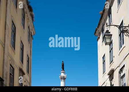 Lissabon, Portugal - offiziell bekannt als Pedro IV Quadrat (oder Praça de D. Pedro IV in portugiesischer Sprache), Rossio-Platz ist eine lebendige öffentliche Commons in Lissabon seit Jahrhunderten. In seiner Mitte steht eine Säule mit einer Statue von König Pedro IV (Peter IV; 1798-1834), das im Jahre 1870 errichtet wurde. Stockfoto