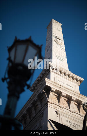 Lissabon, Portugal - offiziell bekannt als Pedro IV Quadrat (oder Praça de D. Pedro IV in portugiesischer Sprache), Rossio-Platz ist eine lebendige öffentliche Commons in Lissabon seit Jahrhunderten. In seiner Mitte steht eine Säule mit einer Statue von König Pedro IV (Peter IV; 1798-1834), das im Jahre 1870 errichtet wurde. Stockfoto