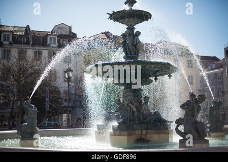 Lissabon, Portugal - offiziell bekannt als Pedro IV Quadrat (oder Praça de D. Pedro IV in portugiesischer Sprache), Rossio-Platz ist eine lebendige öffentliche Commons in Lissabon seit Jahrhunderten. In seiner Mitte steht eine Säule mit einer Statue von König Pedro IV (Peter IV; 1798-1834), das im Jahre 1870 errichtet wurde. Stockfoto