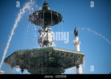 Lissabon, Portugal - offiziell bekannt als Pedro IV Quadrat (oder Praça de D. Pedro IV in portugiesischer Sprache), Rossio-Platz ist eine lebendige öffentliche Commons in Lissabon seit Jahrhunderten. In seiner Mitte steht eine Säule mit einer Statue von König Pedro IV (Peter IV; 1798-1834), das im Jahre 1870 errichtet wurde. Stockfoto