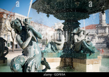 Lissabon, Portugal - offiziell bekannt als Pedro IV Quadrat (oder Praça de D. Pedro IV in portugiesischer Sprache), Rossio-Platz ist eine lebendige öffentliche Commons in Lissabon seit Jahrhunderten. In seiner Mitte steht eine Säule mit einer Statue von König Pedro IV (Peter IV; 1798-1834), das im Jahre 1870 errichtet wurde. Stockfoto