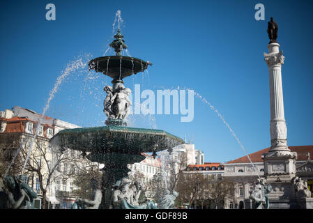 Lissabon, Portugal - offiziell bekannt als Pedro IV Quadrat (oder Praça de D. Pedro IV in portugiesischer Sprache), Rossio-Platz ist eine lebendige öffentliche Commons in Lissabon seit Jahrhunderten. In seiner Mitte steht eine Säule mit einer Statue von König Pedro IV (Peter IV; 1798-1834), das im Jahre 1870 errichtet wurde. Stockfoto