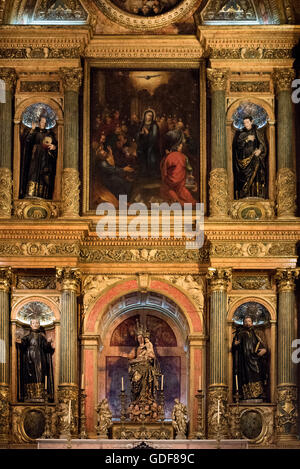 LISSABON, Portugal – das opulente, goldverzierte Innere der Igreja de São Roque aus dem 16. Jahrhundert, eine der frühesten Jesuitenkirchen im Christentum. Dieses Wahrzeichen von Lissabon zeigt eine Reihe von aufwendig verzierten Barockkapellen, die die üppigen künstlerischen und architektonischen Stile portugiesischer religiöser Gebäude während der Zeit der Gegenreformation veranschaulichen. Stockfoto