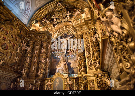 LISSABON, Portugal – das opulente, goldverzierte Innere der Igreja de São Roque aus dem 16. Jahrhundert, eine der frühesten Jesuitenkirchen im Christentum. Dieses Wahrzeichen von Lissabon zeigt eine Reihe von aufwendig verzierten Barockkapellen, die die üppigen künstlerischen und architektonischen Stile portugiesischer religiöser Gebäude während der Zeit der Gegenreformation veranschaulichen. Stockfoto