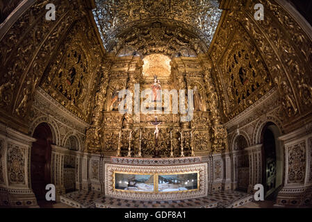 LISSABON, Portugal – das opulente, goldverzierte Innere der Igreja de São Roque aus dem 16. Jahrhundert, eine der frühesten Jesuitenkirchen im Christentum. Dieses Wahrzeichen von Lissabon zeigt eine Reihe von aufwendig verzierten Barockkapellen, die die üppigen künstlerischen und architektonischen Stile portugiesischer religiöser Gebäude während der Zeit der Gegenreformation veranschaulichen. Stockfoto